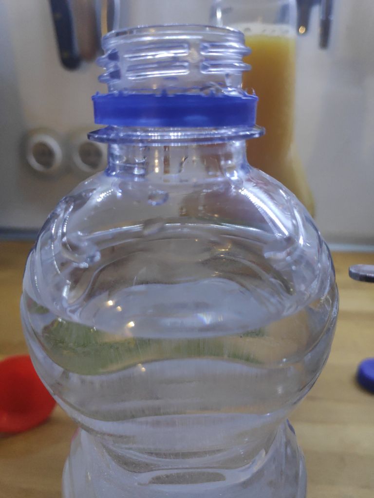 Flasche mit 0,5l Wasser gefüllt. Die Flasche ist nicht voll!